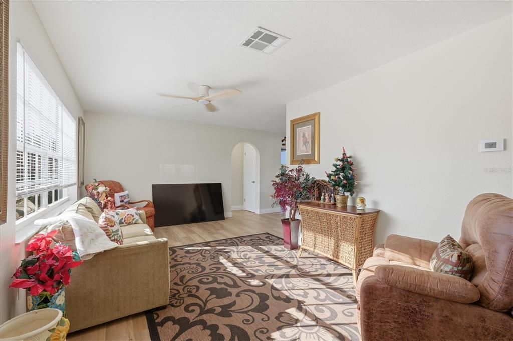 For Sale: $250,000 (2 beds, 2 baths, 968 Square Feet)