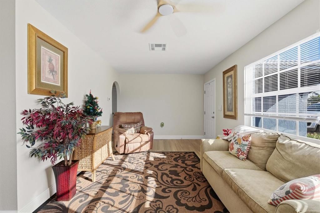 For Sale: $250,000 (2 beds, 2 baths, 968 Square Feet)