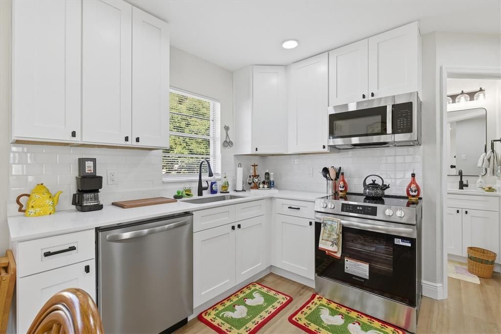 For Sale: $250,000 (2 beds, 2 baths, 968 Square Feet)