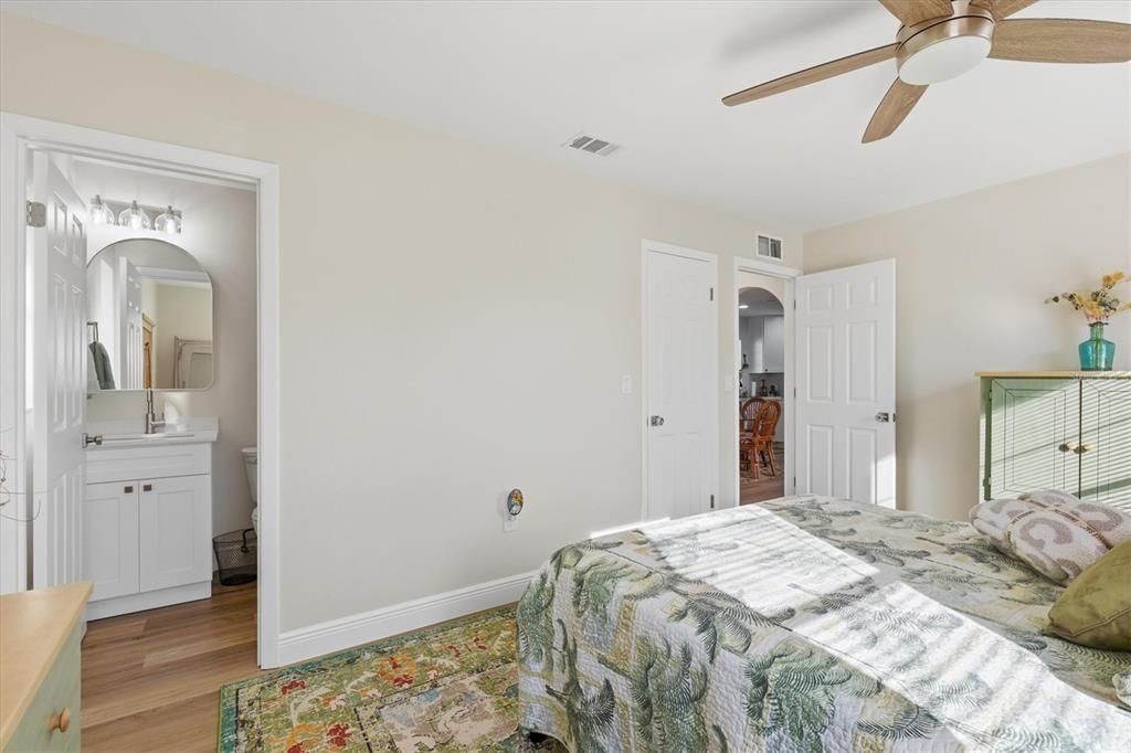 For Sale: $250,000 (2 beds, 2 baths, 968 Square Feet)