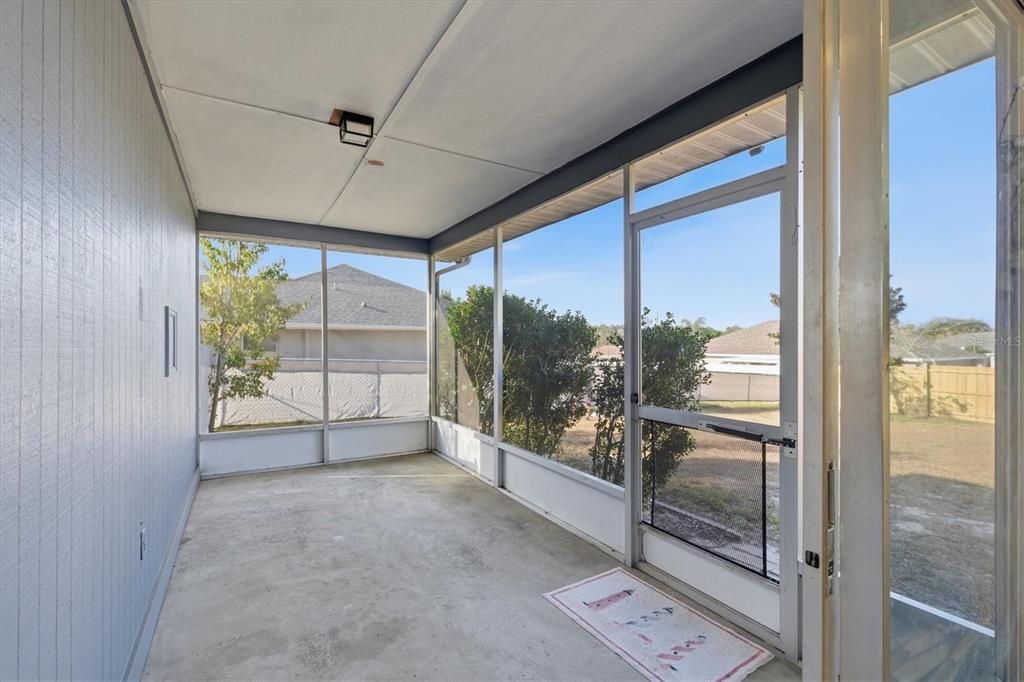 For Sale: $250,000 (2 beds, 2 baths, 968 Square Feet)