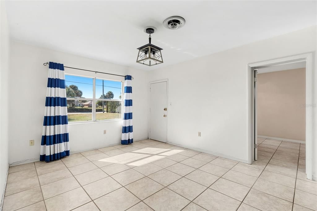 待售: $889,000 (4 贝兹, 2 浴室, 1616 平方英尺)