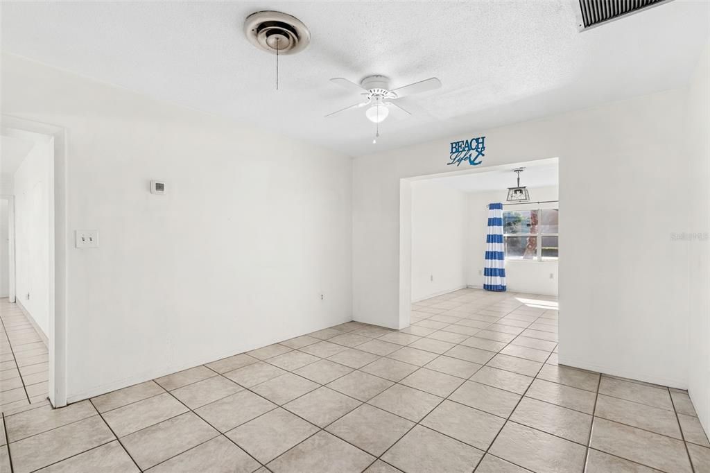 待售: $889,000 (4 贝兹, 2 浴室, 1616 平方英尺)