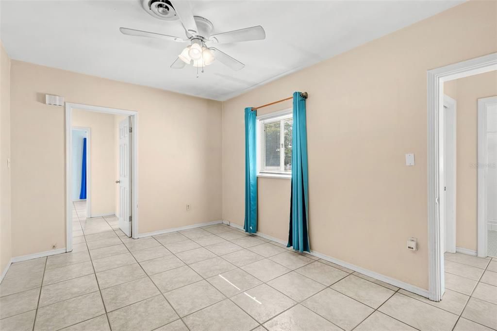 待售: $889,000 (4 贝兹, 2 浴室, 1616 平方英尺)