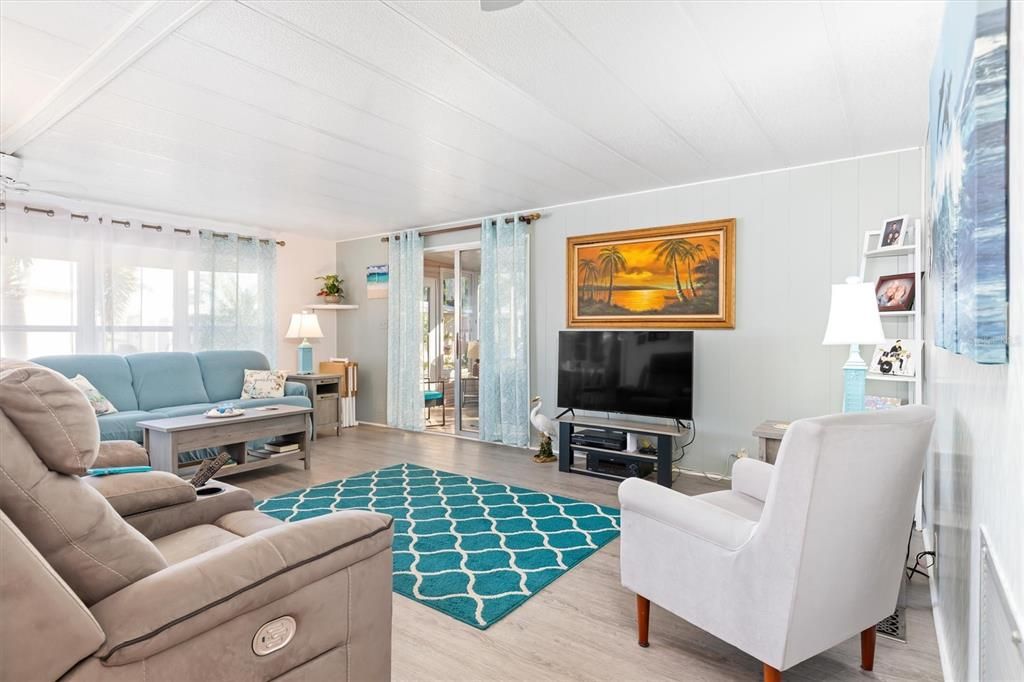 For Sale: $117,500 (2 beds, 2 baths, 1032 Square Feet)