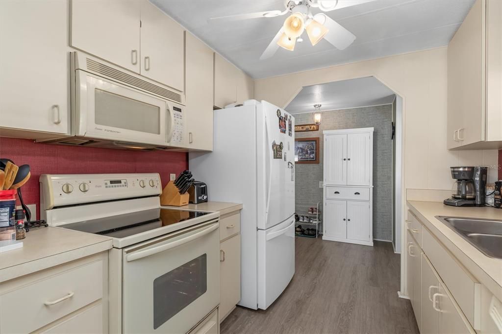 For Sale: $117,500 (2 beds, 2 baths, 1032 Square Feet)