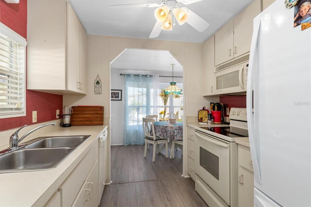 For Sale: $117,500 (2 beds, 2 baths, 1032 Square Feet)