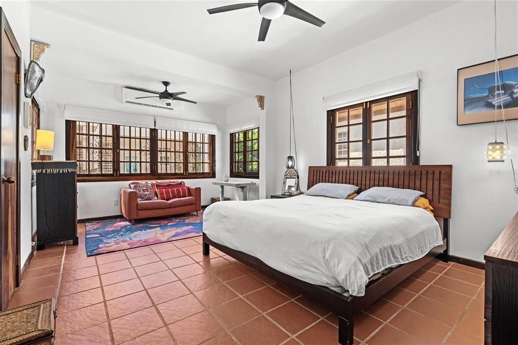 На продажу: $2,750,000 (11 спален, 6 ванн, 4802 Квадратных фут)