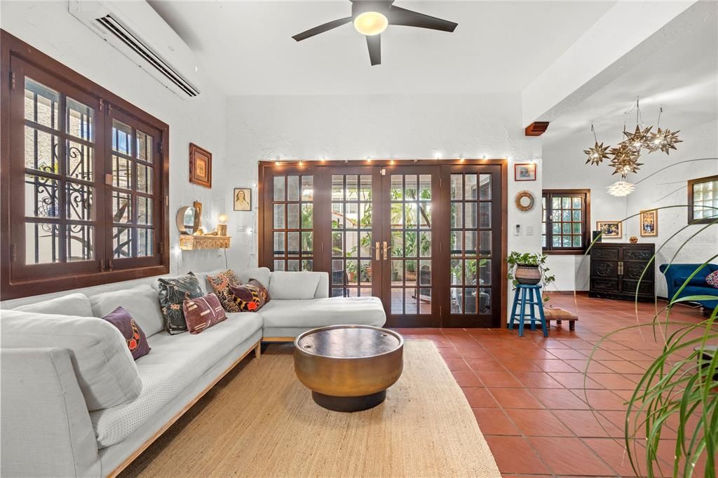 На продажу: $2,750,000 (11 спален, 6 ванн, 4802 Квадратных фут)