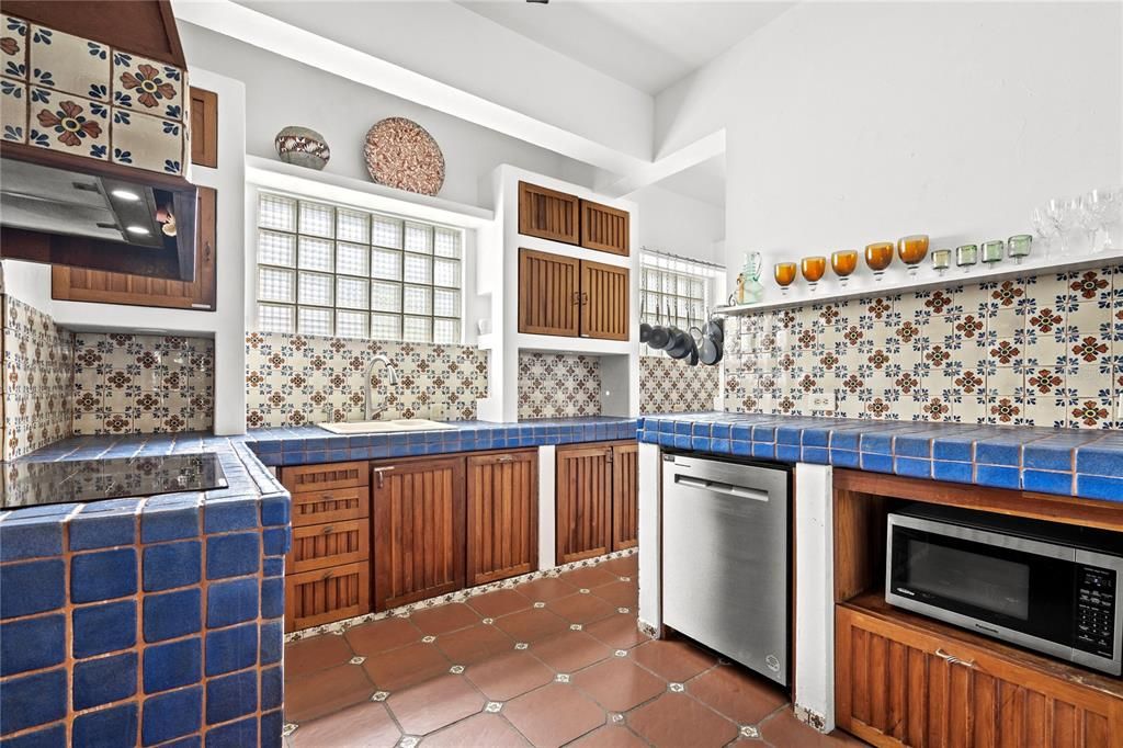 На продажу: $2,750,000 (11 спален, 6 ванн, 4802 Квадратных фут)