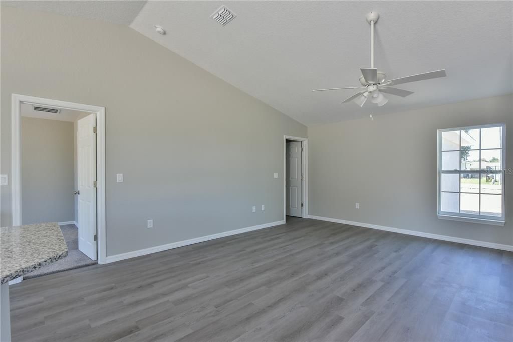 For Sale: $244,900 (3 beds, 2 baths, 1370 Square Feet)