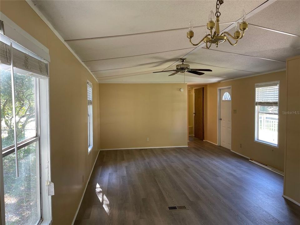 For Rent: $1,585 (2 beds, 2 baths, 744 Square Feet)