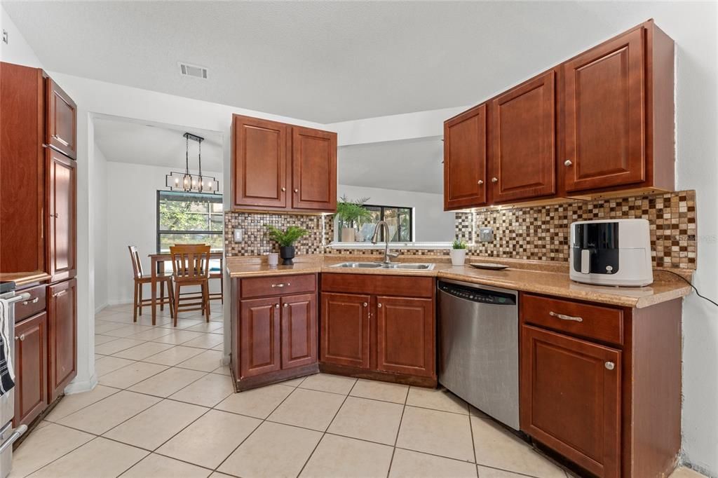 На продажу: $344,900 (3 спален, 2 ванн, 1712 Квадратных фут)