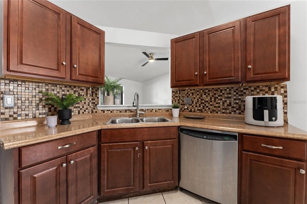 На продажу: $344,900 (3 спален, 2 ванн, 1712 Квадратных фут)