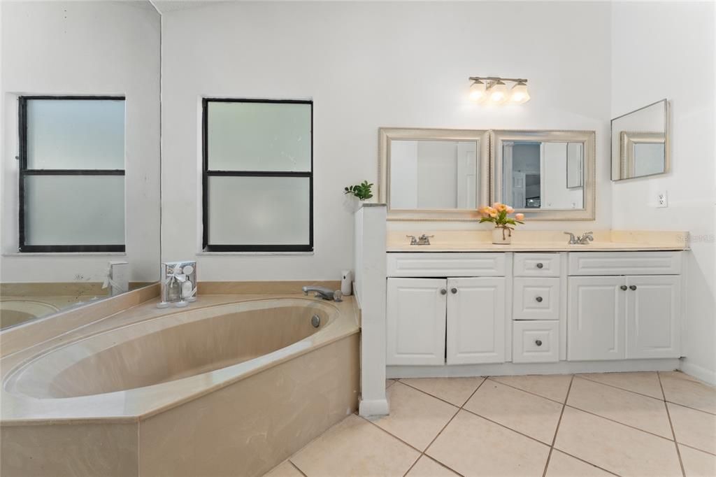 На продажу: $344,900 (3 спален, 2 ванн, 1712 Квадратных фут)