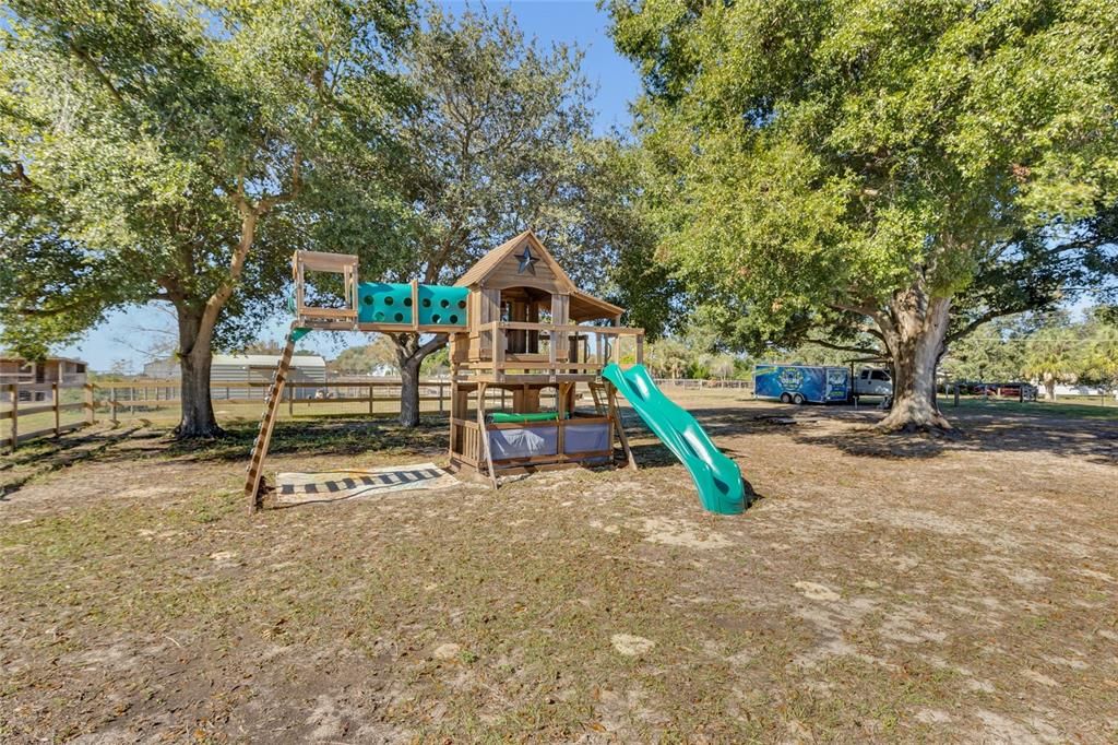 En Venta: $449,000 (4 camas, 2 baños, 2496 Pies cuadrados)