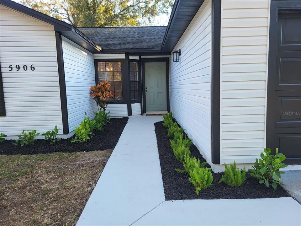 Active With Contract: $357,800 (4 beds, 2 baths, 1582 Square Feet)