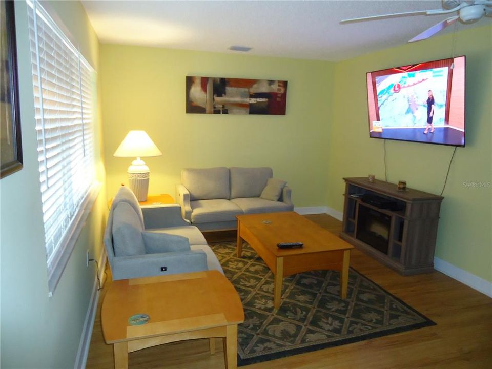 На продажу: $127,900 (1 спален, 1 ванн, 790 Квадратных фут)