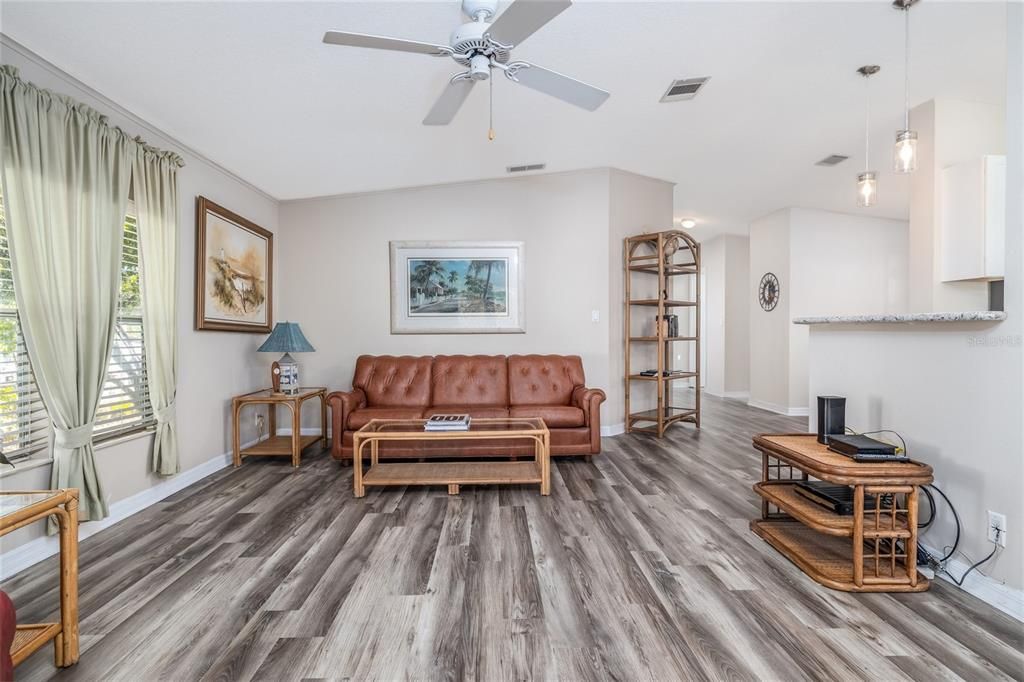 For Sale: $245,000 (2 beds, 2 baths, 1274 Square Feet)