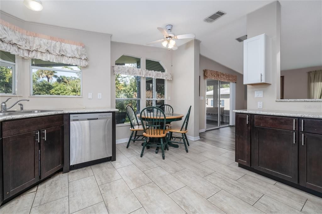 For Sale: $245,000 (2 beds, 2 baths, 1274 Square Feet)