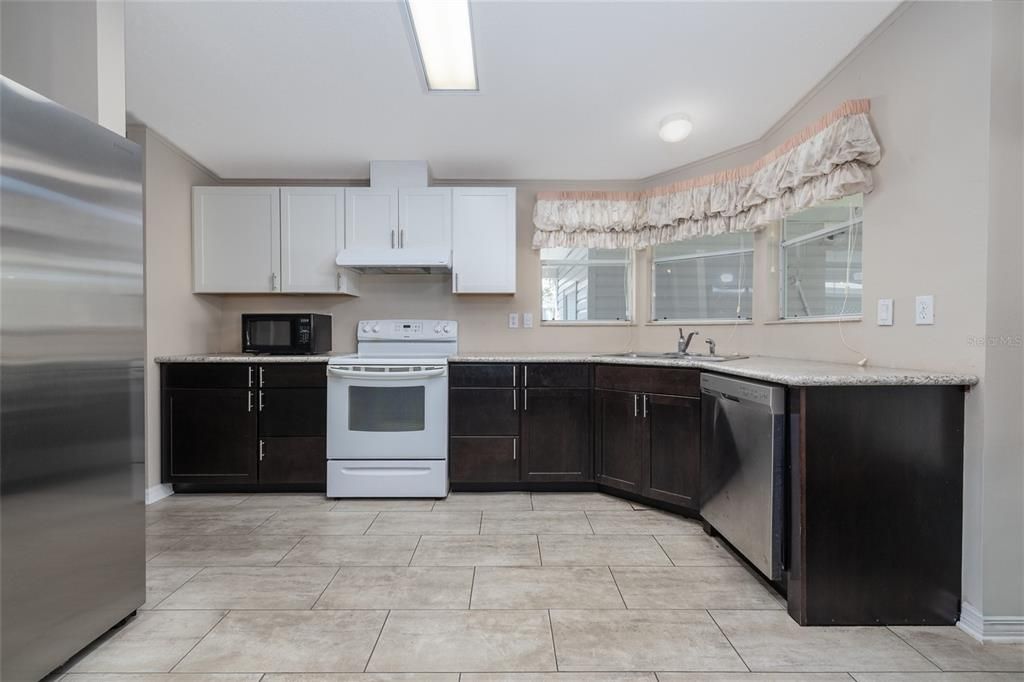 For Sale: $245,000 (2 beds, 2 baths, 1274 Square Feet)