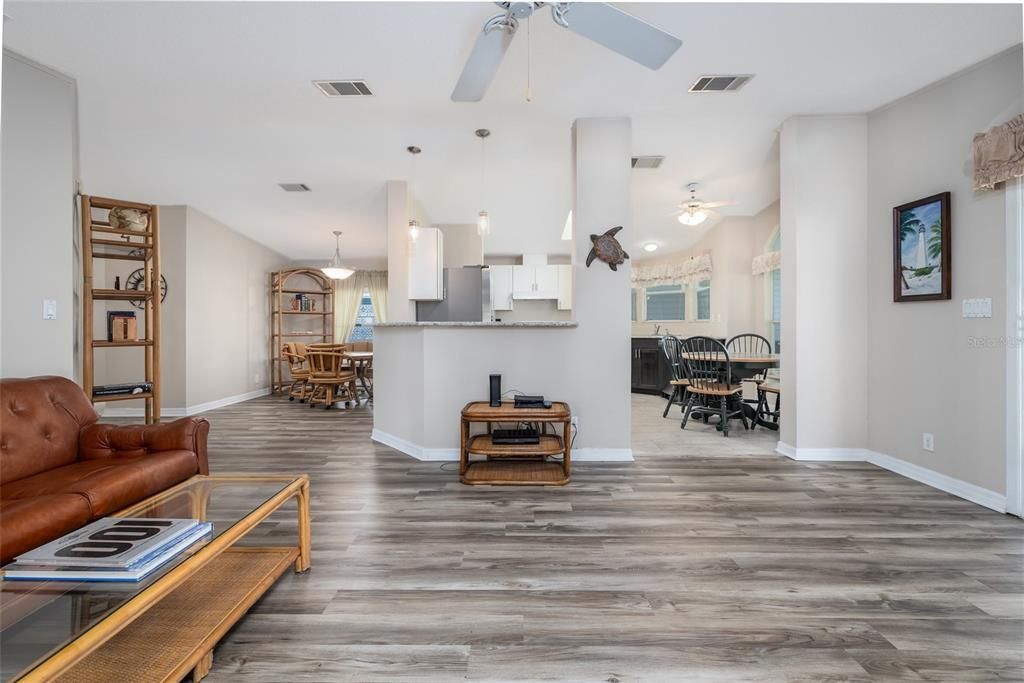 For Sale: $245,000 (2 beds, 2 baths, 1274 Square Feet)