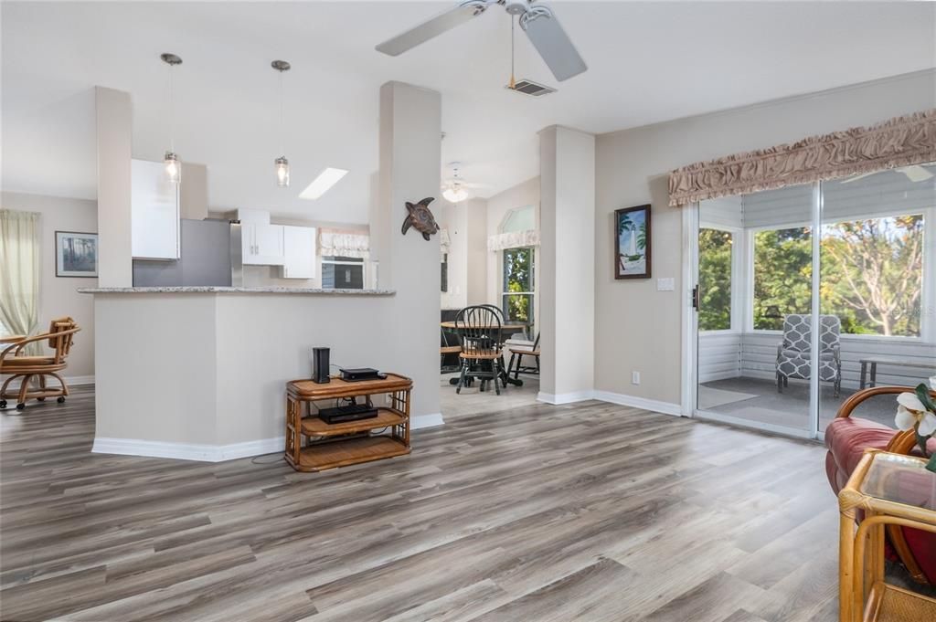 For Sale: $245,000 (2 beds, 2 baths, 1274 Square Feet)