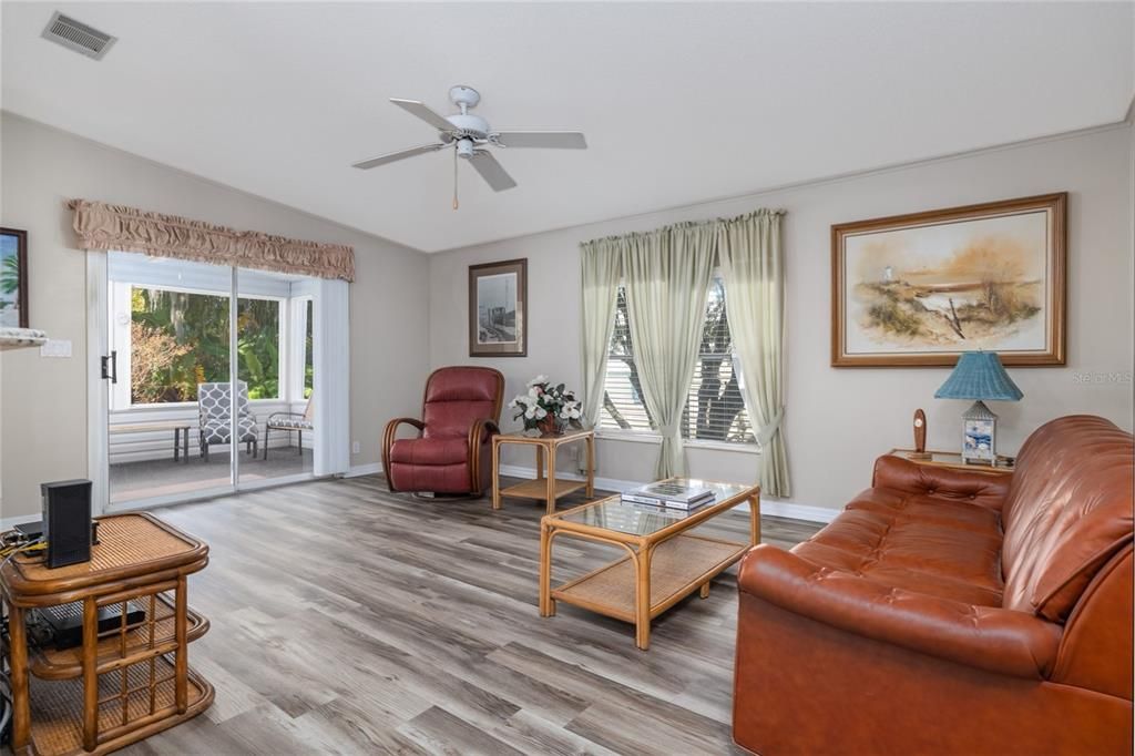 For Sale: $245,000 (2 beds, 2 baths, 1274 Square Feet)