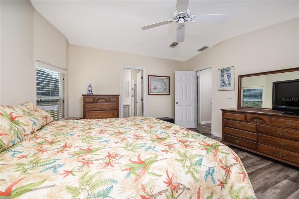 For Sale: $245,000 (2 beds, 2 baths, 1274 Square Feet)