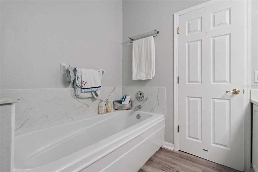 待售: $789,000 (4 贝兹, 4 浴室, 2388 平方英尺)