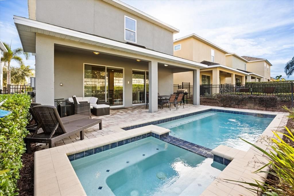 For Sale: $550,000 (6 beds, 6 baths, 2831 Square Feet)