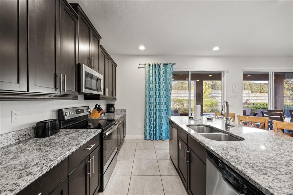 For Sale: $550,000 (6 beds, 6 baths, 2831 Square Feet)