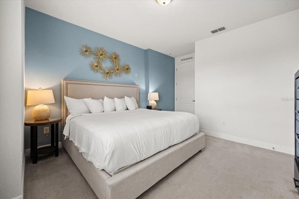 For Sale: $550,000 (6 beds, 6 baths, 2831 Square Feet)