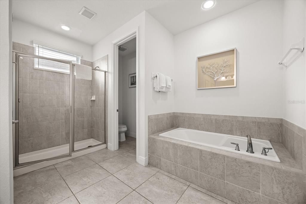 For Sale: $550,000 (6 beds, 6 baths, 2831 Square Feet)