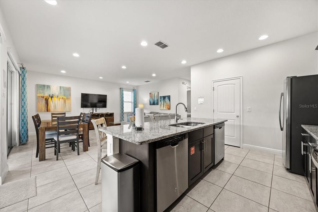 For Sale: $550,000 (6 beds, 6 baths, 2831 Square Feet)