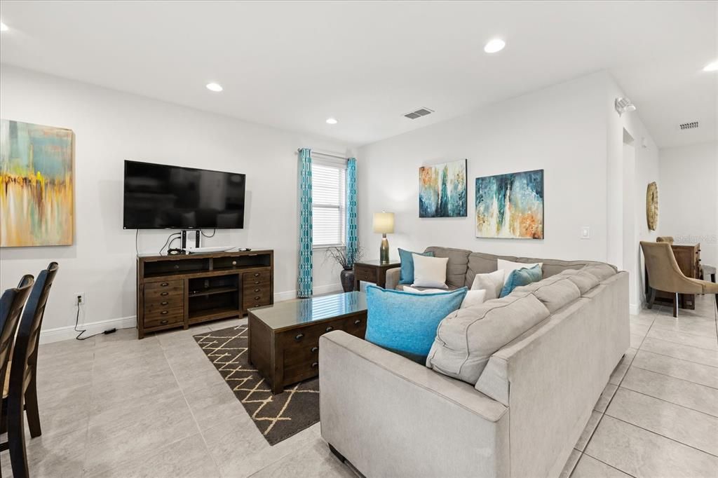 For Sale: $550,000 (6 beds, 6 baths, 2831 Square Feet)