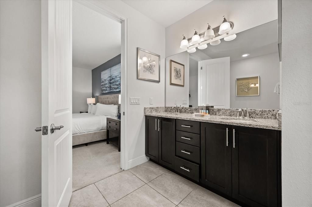 For Sale: $550,000 (6 beds, 6 baths, 2831 Square Feet)