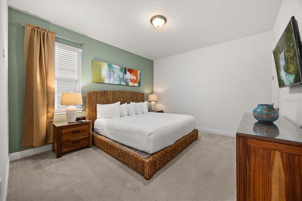 For Sale: $550,000 (6 beds, 6 baths, 2831 Square Feet)