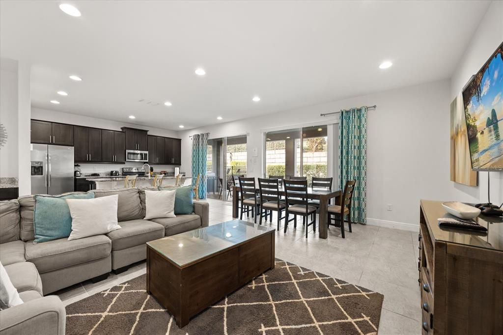 For Sale: $550,000 (6 beds, 6 baths, 2831 Square Feet)