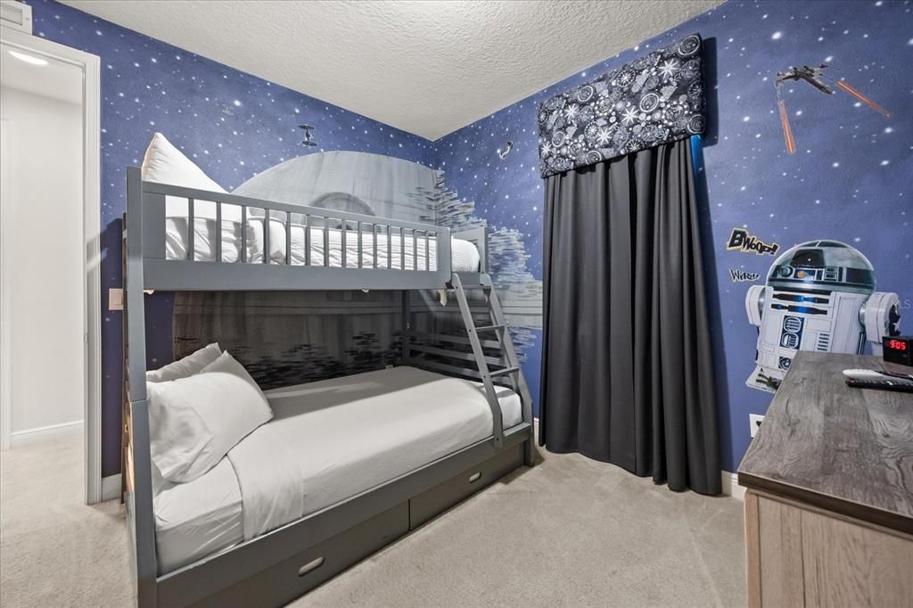 For Sale: $550,000 (6 beds, 6 baths, 2831 Square Feet)