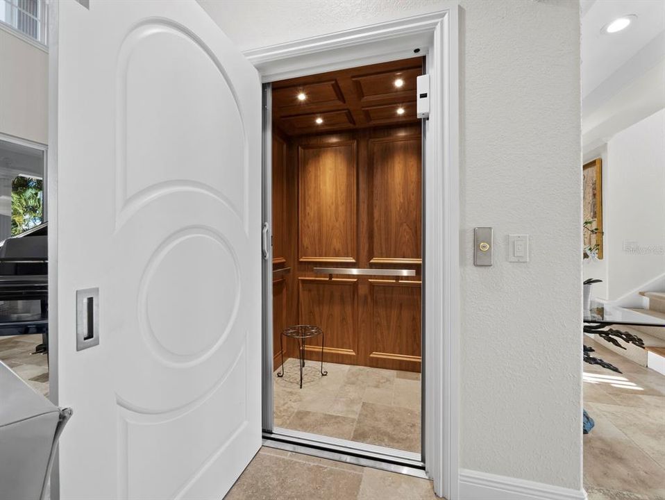 En Venta: $2,899,000 (4 camas, 3 baños, 3320 Pies cuadrados)