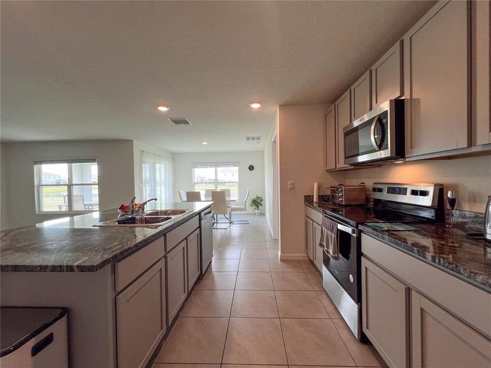 For Rent: $2,400 (3 beds, 2 baths, 1672 Square Feet)