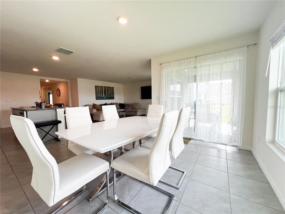 For Rent: $2,400 (3 beds, 2 baths, 1672 Square Feet)