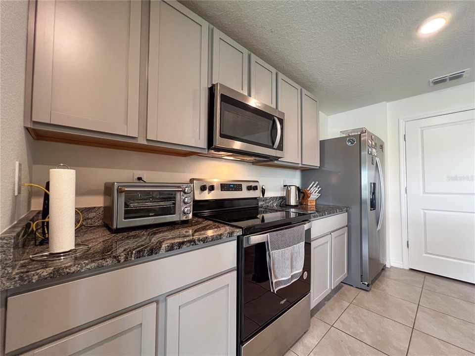 For Rent: $2,400 (3 beds, 2 baths, 1672 Square Feet)