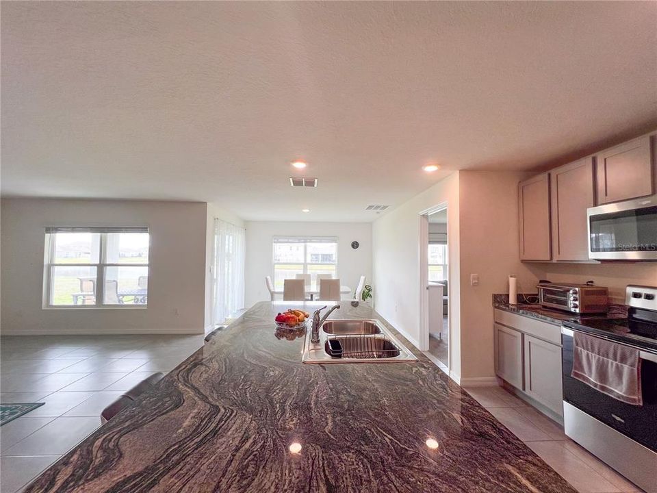 For Rent: $2,400 (3 beds, 2 baths, 1672 Square Feet)