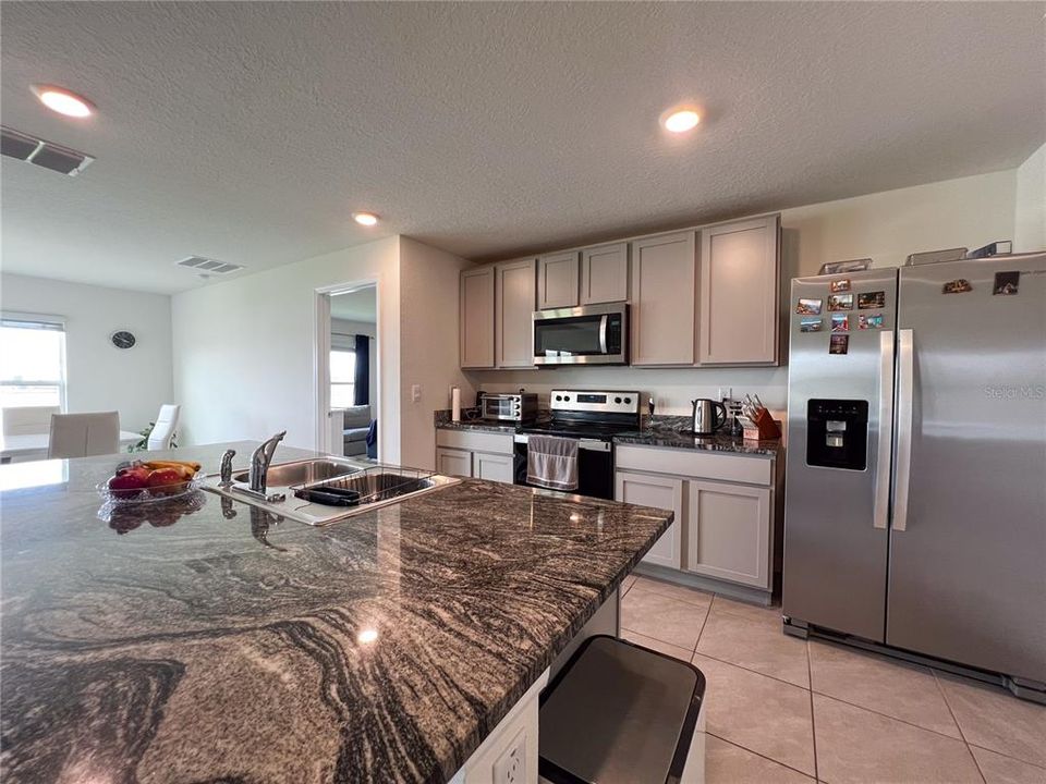 For Rent: $2,400 (3 beds, 2 baths, 1672 Square Feet)