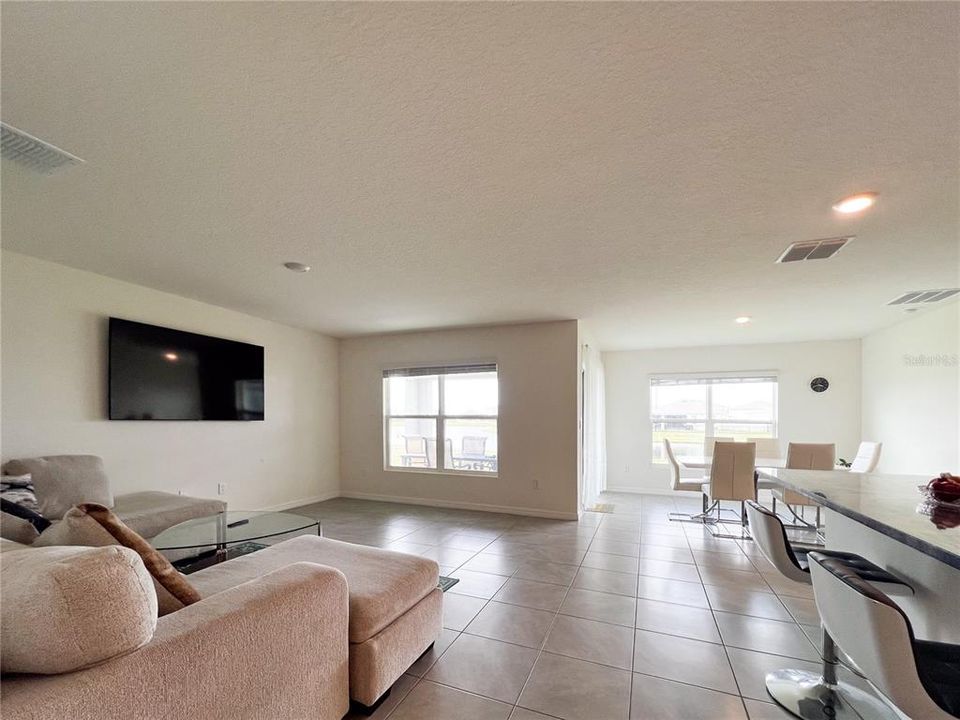 For Rent: $2,400 (3 beds, 2 baths, 1672 Square Feet)