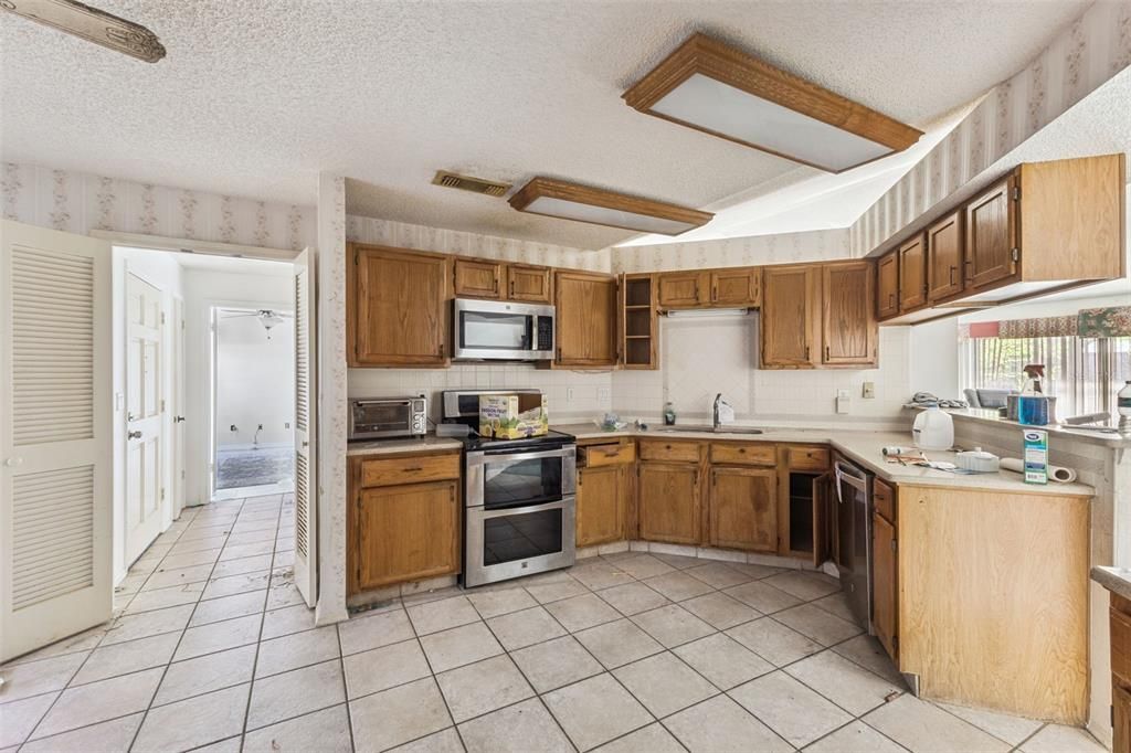 待售: $395,000 (4 贝兹, 2 浴室, 2040 平方英尺)