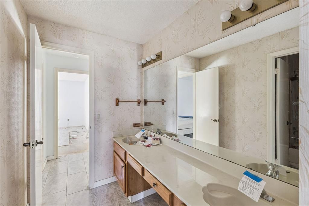 待售: $395,000 (4 贝兹, 2 浴室, 2040 平方英尺)