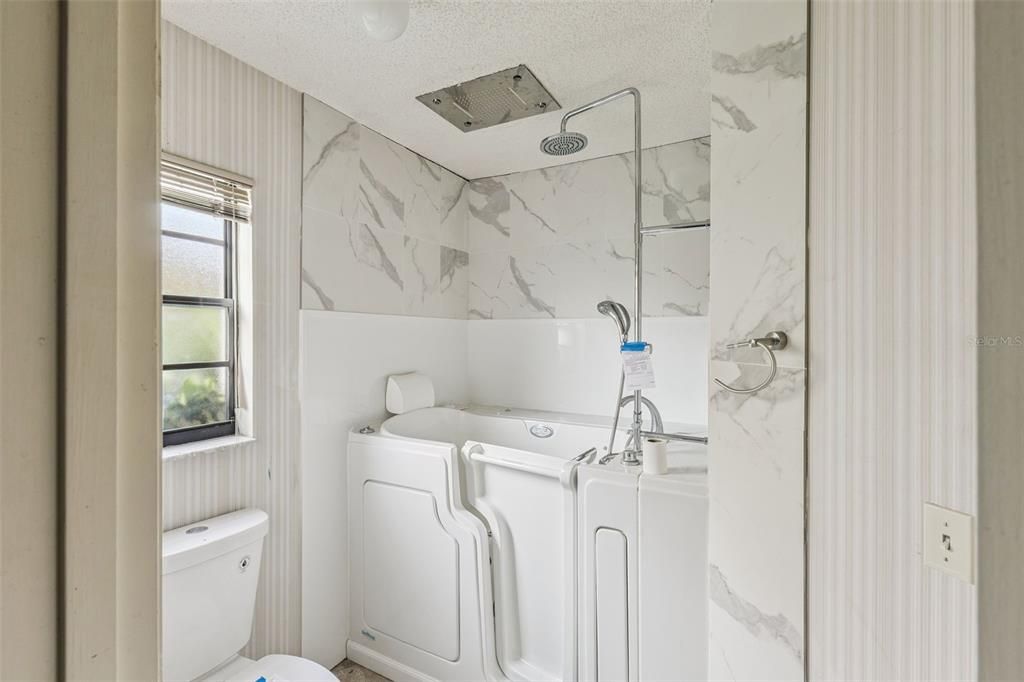 待售: $395,000 (4 贝兹, 2 浴室, 2040 平方英尺)